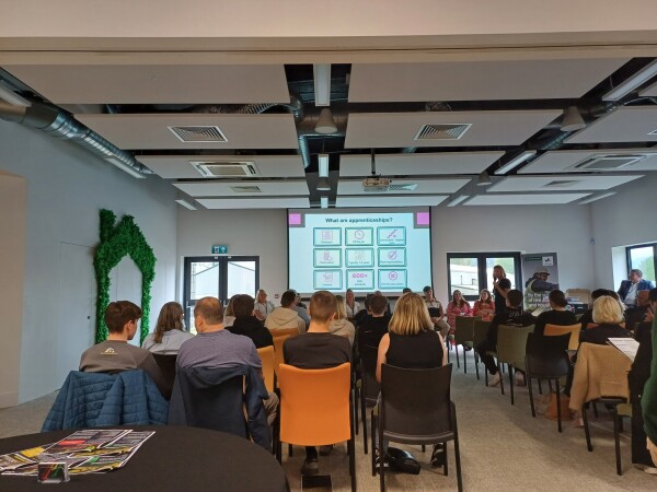 Roadshow Full Room Roadshow Full Room